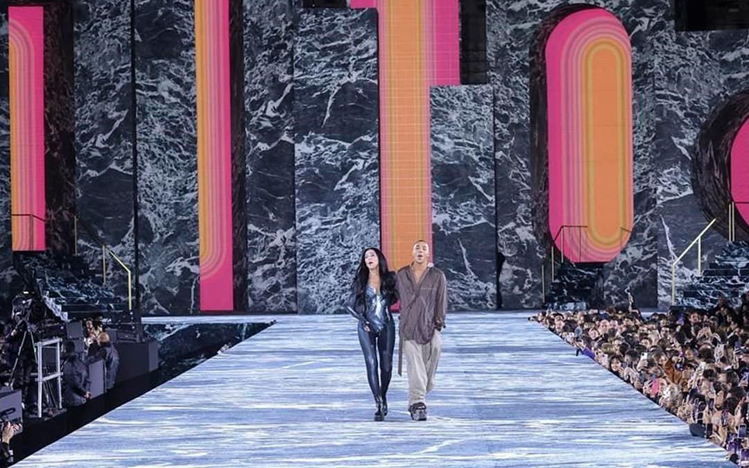 Cher desfila en la Semana de la Moda en Paris Fashion Week para Balmain