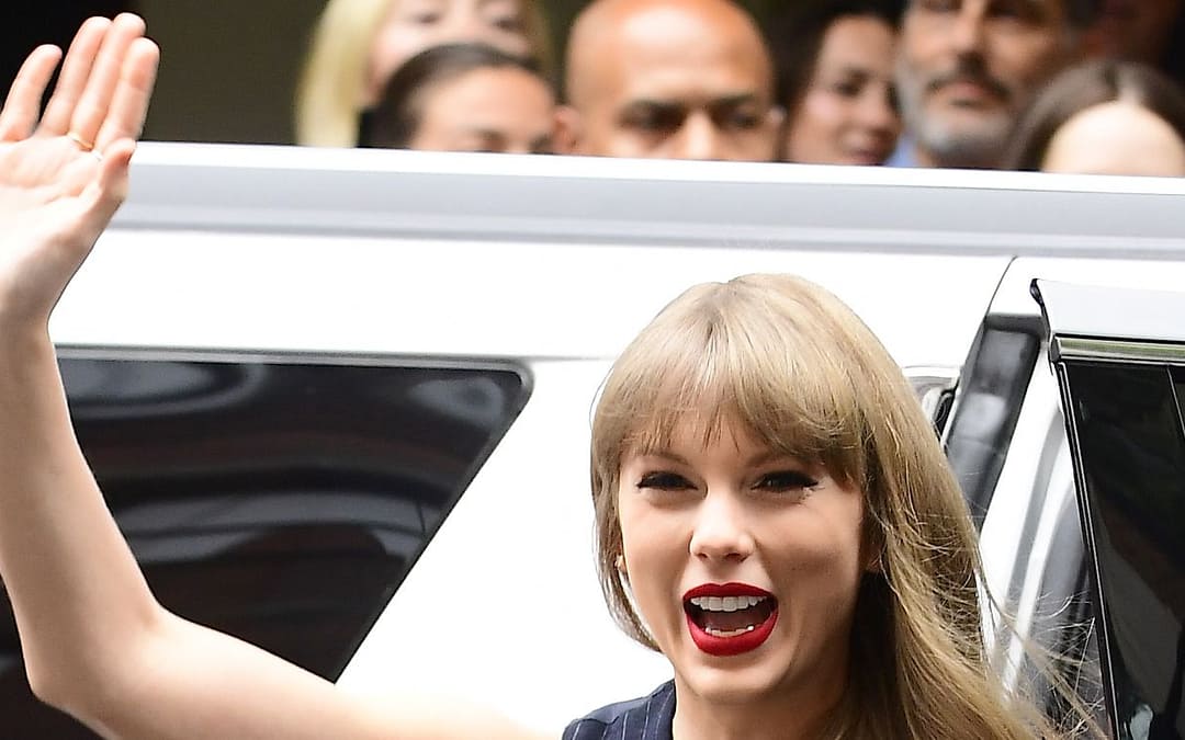 Llegan críticas a la cantante Taylor Swift por uso de su jet.