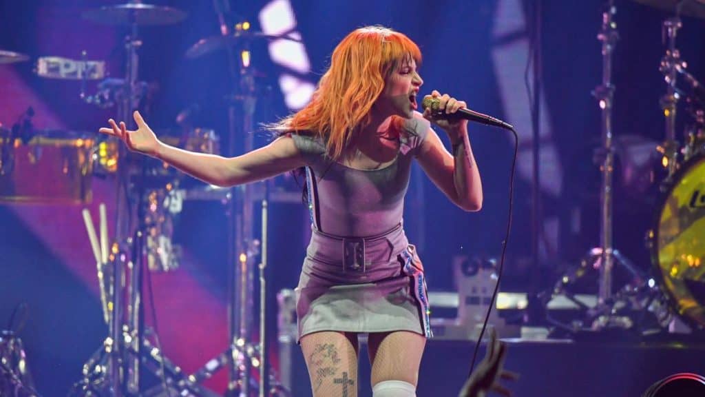 Paramore saca a dos fans en pleno concierto por protagonizar una pelea